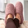 imageFruit of the Loom Womens Berber Slippers  Fuzzy Memory Foam Lightweight Clog IndoorOutdoor Zapatillas de MujerPink